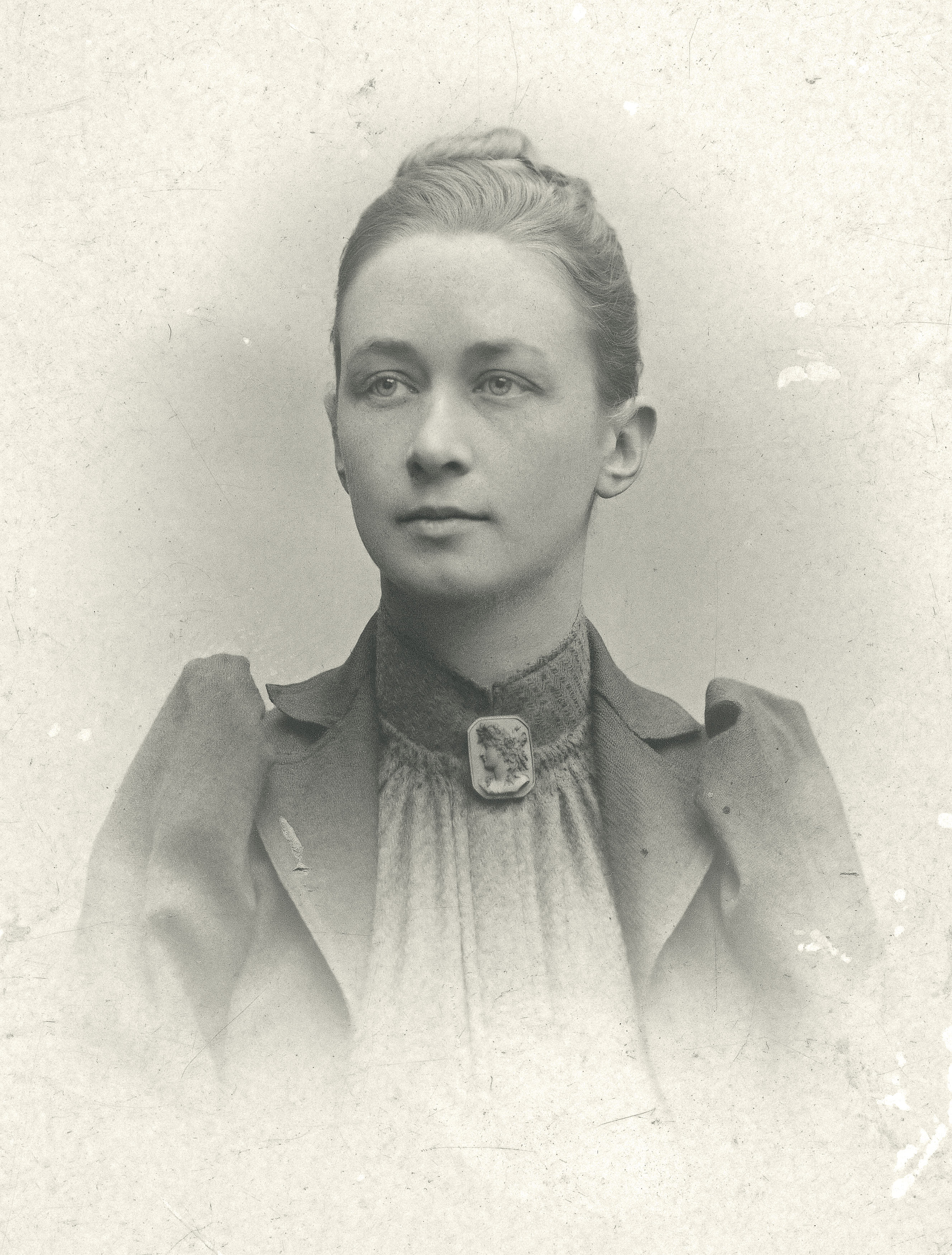 Hilma_af_Klint,_portrait_photograph_published_in_1901